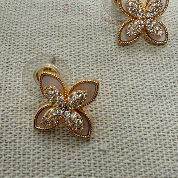 NWOT Clover Flower GoldTone Pendant Necklace & Matching Post Earrings. - Picture 7 of 9